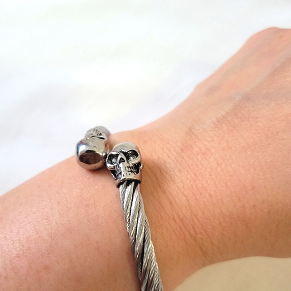 NEW Double Skull Rhinestone Eye Twisted Silver Cable Open Cuff Bracelet - Picture 7 of 12